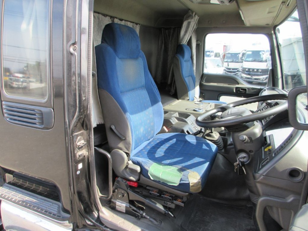 乗車定員は２名です。|いすゞ ギガ QKG-CYM77AMの写真6