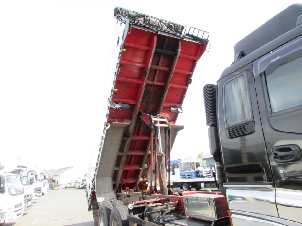 ボディー裏側の状態です。|いすゞ ギガ QKG-CYM77AMの写真9