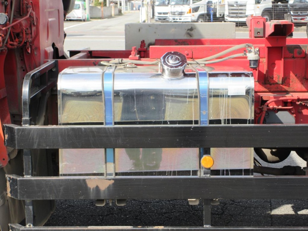 燃料タンクは２９０Lです。|いすゞ ギガ QKG-CYM77AMの写真15