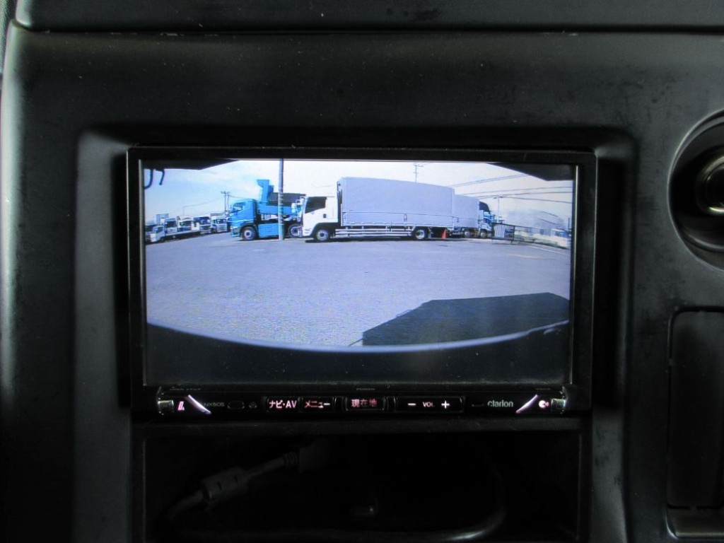 ナビ一体型バックモニター付きです。|いすゞ ギガ QKG-CYM77AMの写真16