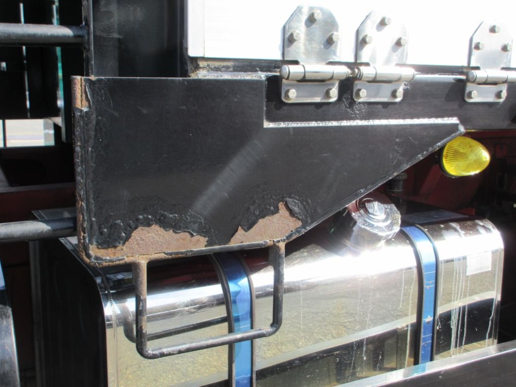 ボディー前方の両サイドにキズ・サビがあります。|いすゞ ギガ QKG-CYM77AMの写真24