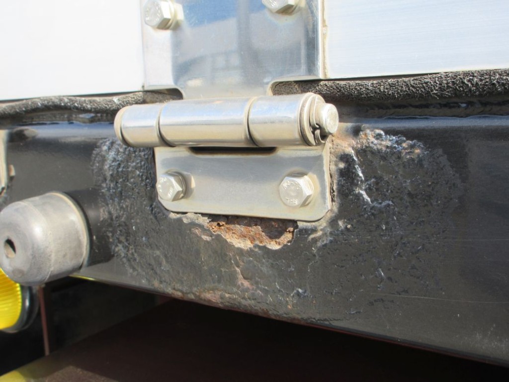 左右のサイドレールにサビがあります。|いすゞ ギガ QKG-CYM77AMの写真28