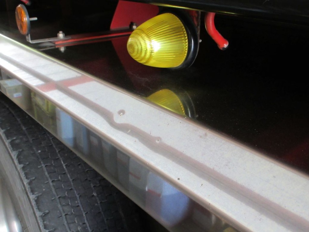 左右のリヤフェンダーに軽いヘコミがあります。|いすゞ ギガ QKG-CYM77AMの写真29