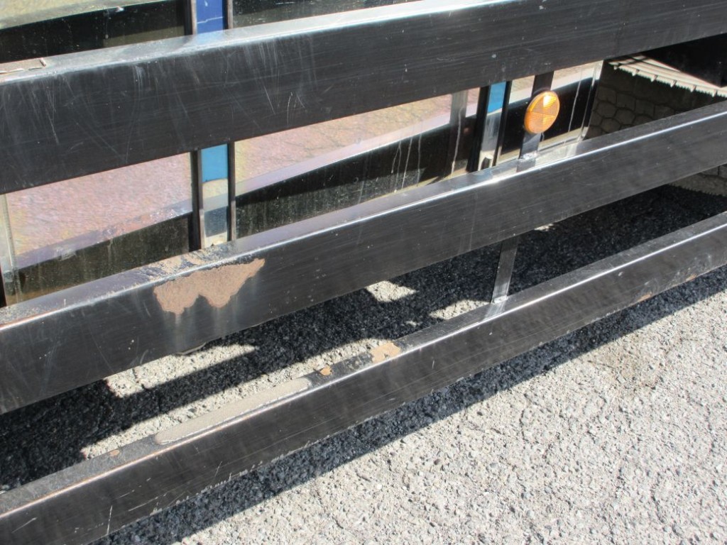 左右のサイドバンパーにサビがあります。|いすゞ ギガ QKG-CYM77AMの写真30