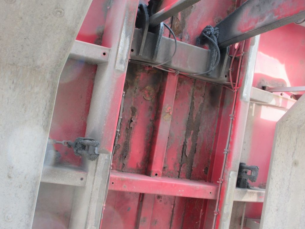 ボディー裏側にサビがあります。|いすゞ ギガ QKG-CYM77AMの写真31