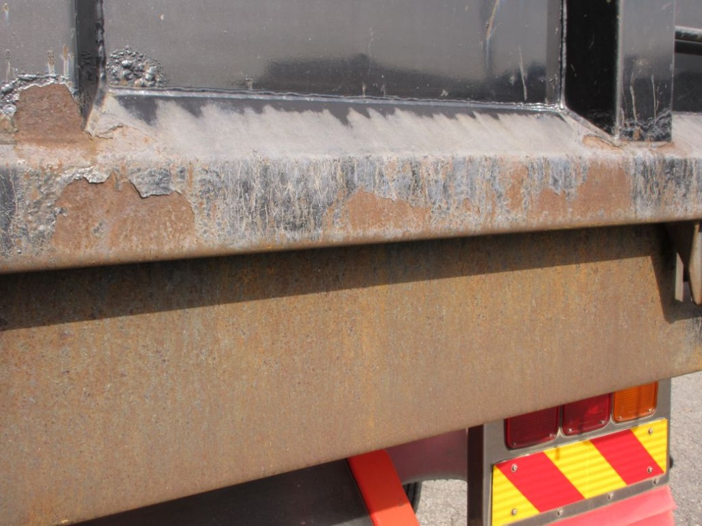 リヤ周りにキズ・サビがあります。|いすゞ ギガ QKG-CYM77AMの写真35