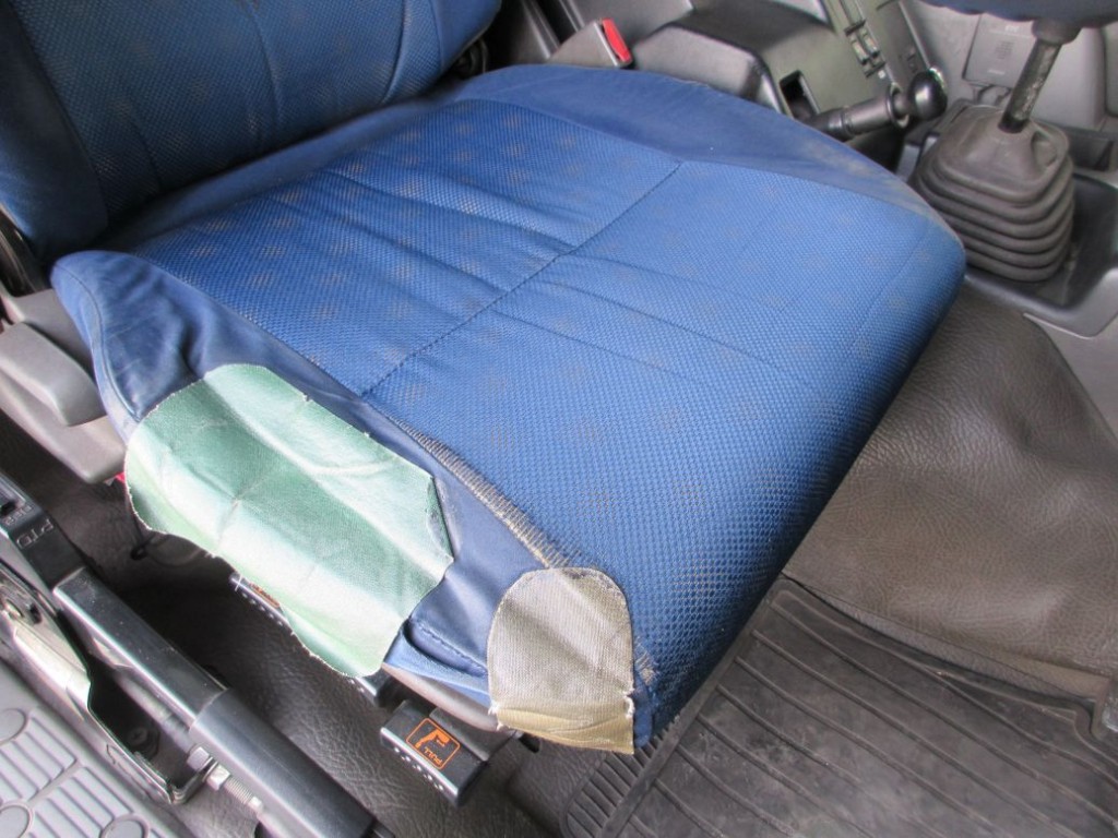 運転席座面にヘタリ・破れ・テープ補修があります。|いすゞ ギガ QKG-CYM77AMの写真36