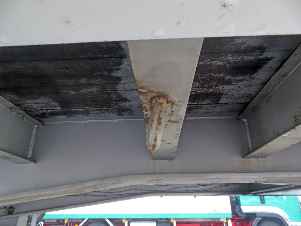 運転席側前方の横ネタに曲がりがあります。(助手席側にもあります)|東急 TF36H2C3の写真22