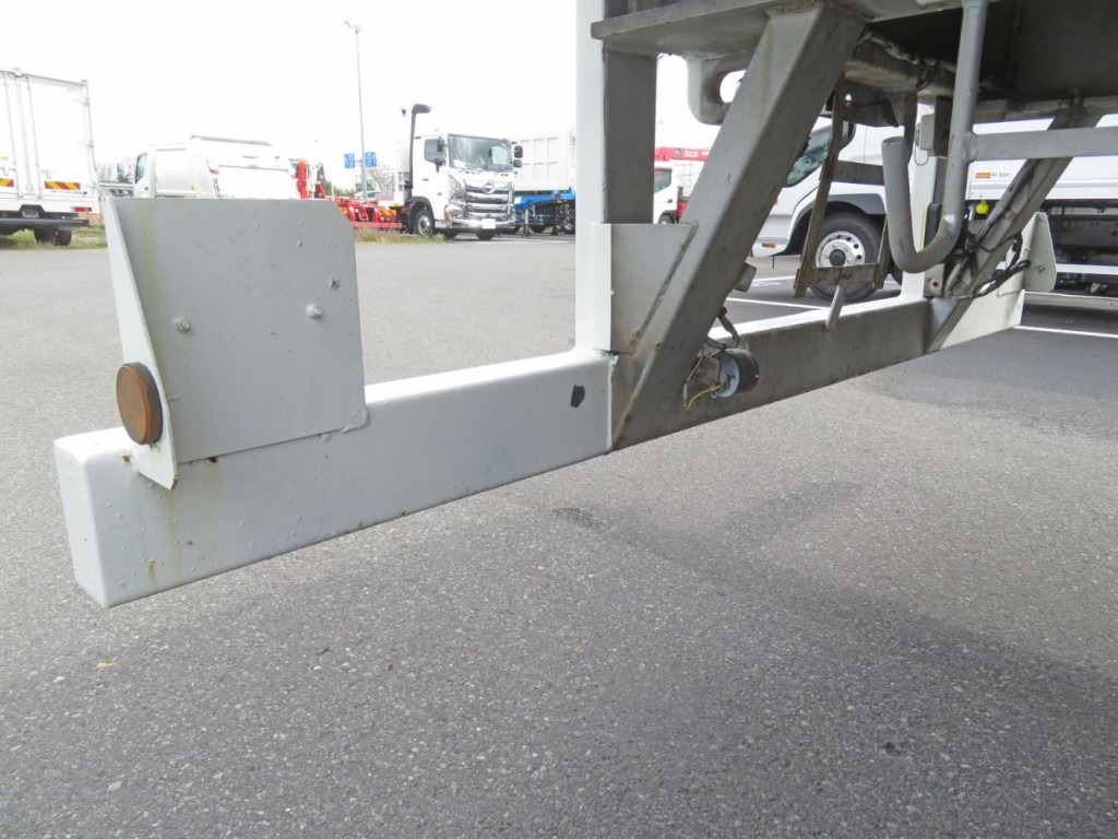 リアバンパー中央のみ色が違います。|東急 TF36H2C3の写真27