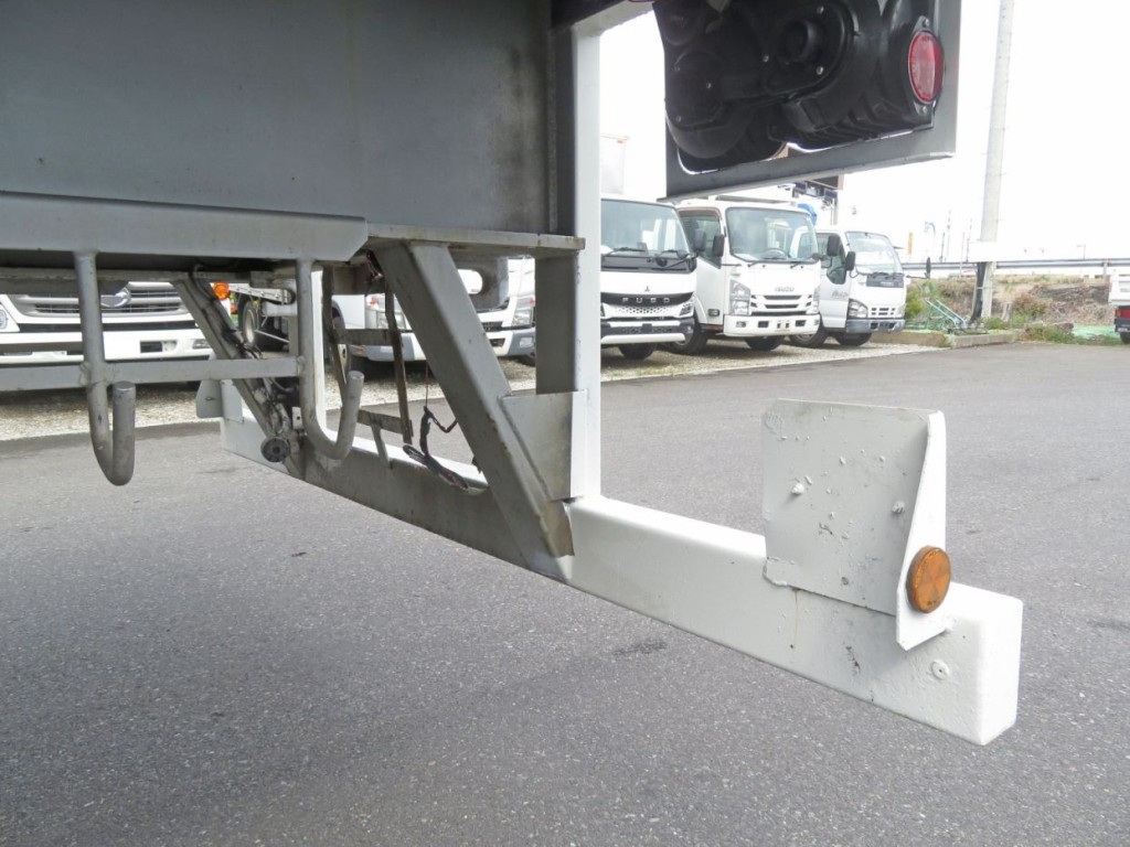 リアバンパー中央のみ色が違います。|東急 TF36H2C3の写真37