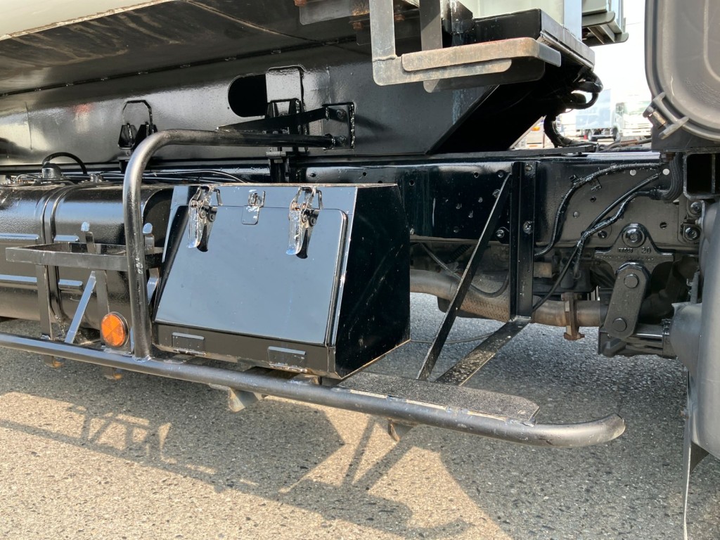 工具箱は鉄製です。運転席側についています|日野 デュトロ TKG-XZU710M(2WD)の写真20