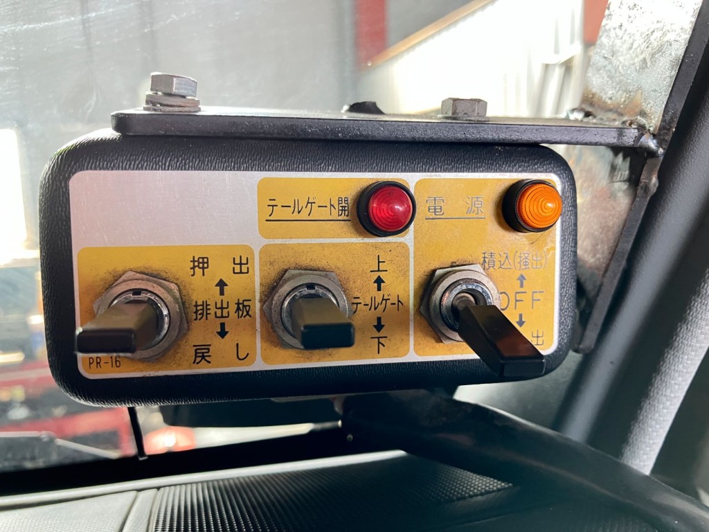 上物の操作スイッチです。|日野 デュトロ TKG-XZU710M(2WD)の写真24
