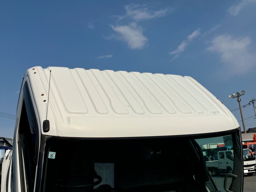 キャブルーフにキズ・塗装剝がれがあります。|日野 デュトロ TKG-XZU710M(2WD)の写真29