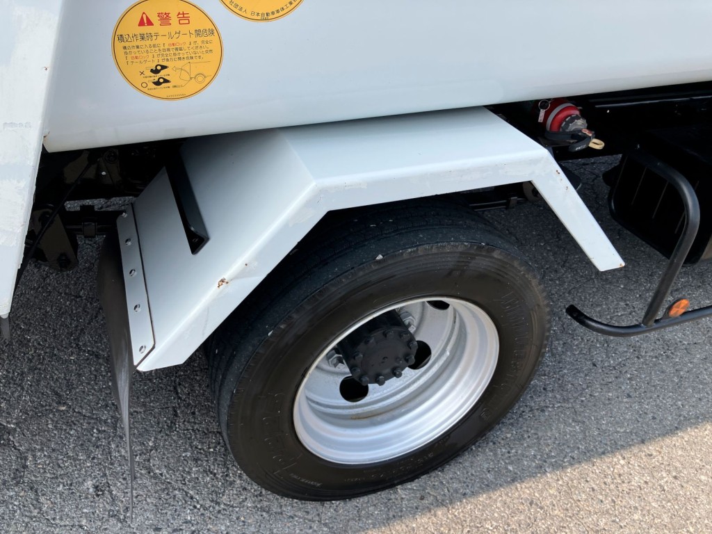 運転席側リヤフェンダーにキズ凹みがあります。|日野 デュトロ TKG-XZU710M(2WD)の写真43