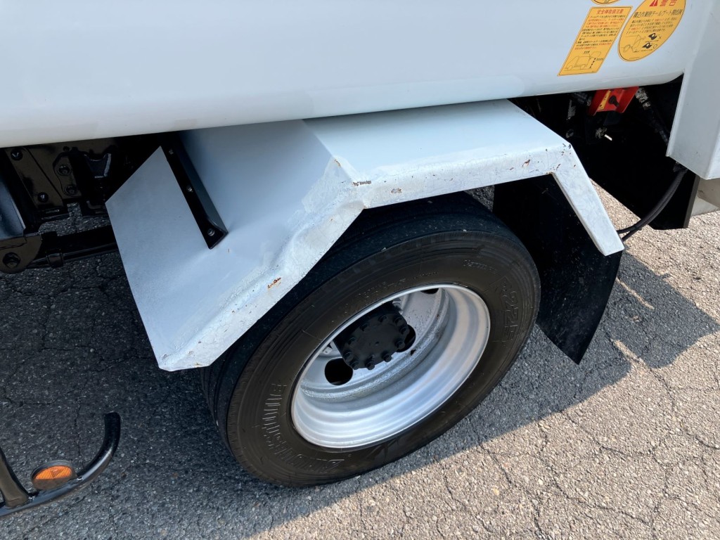 助手席側リヤフェンダーにキズ・凹み・塗装跡があります。|日野 デュトロ TKG-XZU710M(2WD)の写真44