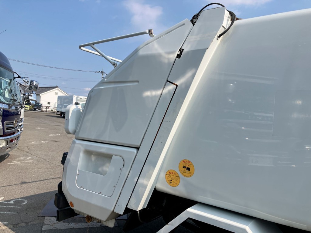 運転席側サイドカバーの状態です。キズ・塗装跡があります|日野 デュトロ TKG-XZU710M(2WD)の写真46