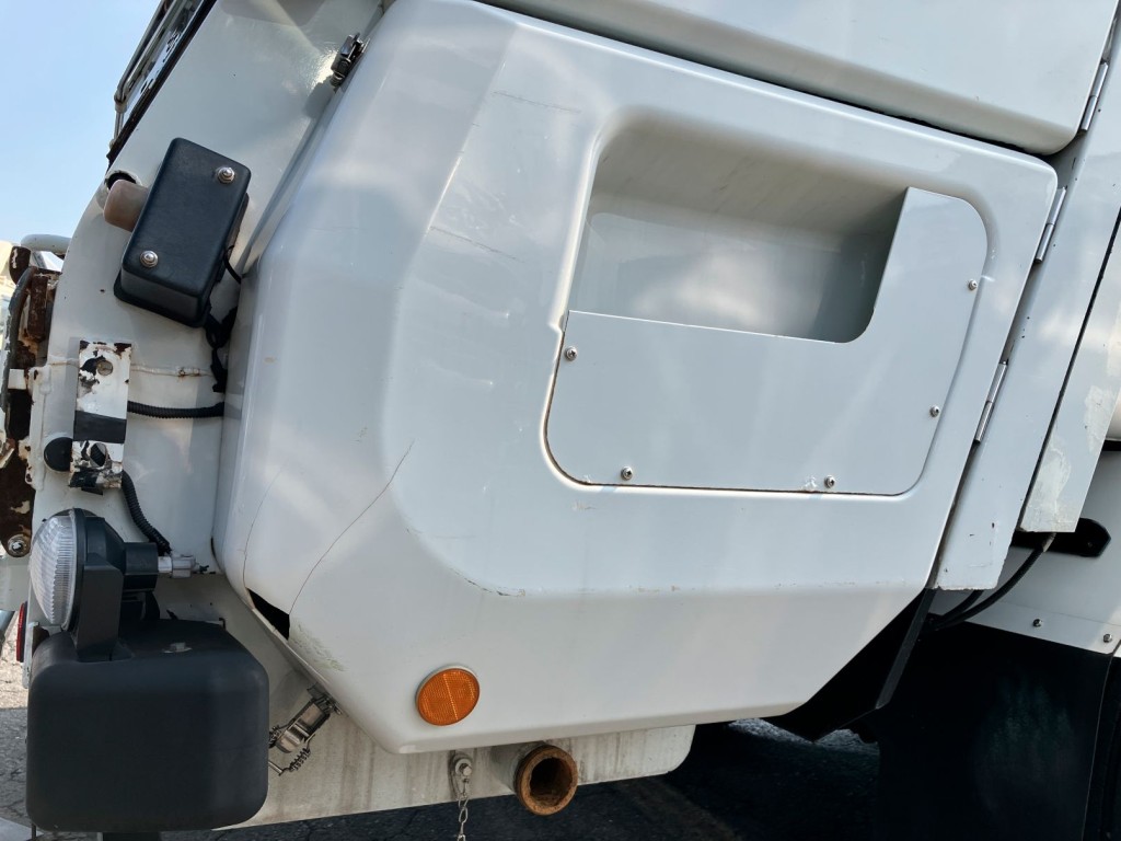 運転席側サイドカバー下部に割れがあります。|日野 デュトロ TKG-XZU710M(2WD)の写真48