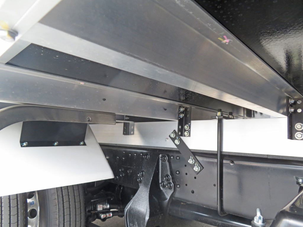 シャーシとネタの状態です。(縦ネタ・横ネタはアルミ製です)|三菱 ファイター 2KG-FK65F(2WD)の写真7