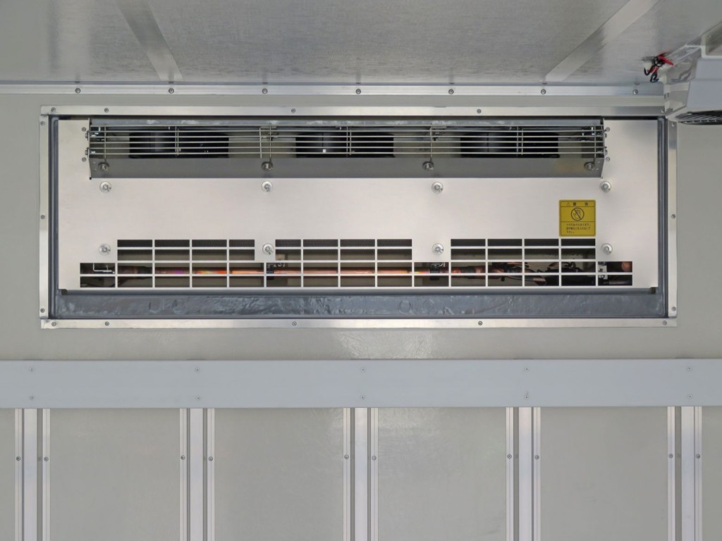 冷凍機の吹き出し口です。|三菱 ファイター 2KG-FK65F(2WD)の写真10