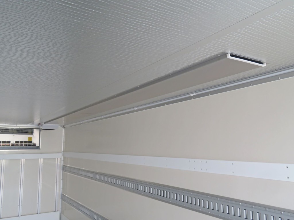 冷気を後方に送るダクトが付いています。|三菱 ファイター 2KG-FK65F(2WD)の写真11