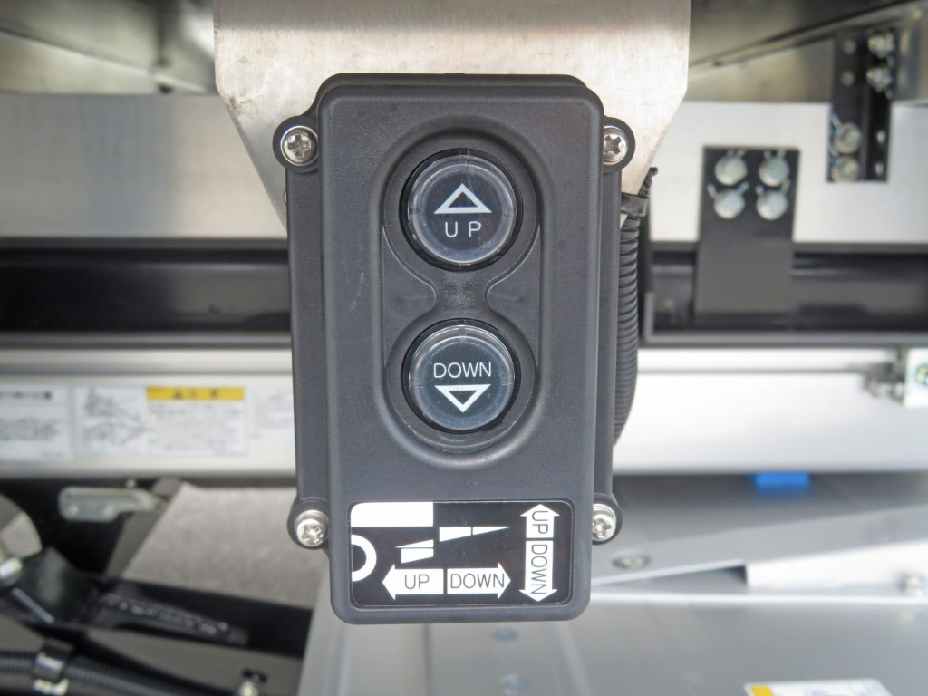 ゲートの操作スイッチです。|三菱 ファイター 2KG-FK65F(2WD)の写真13