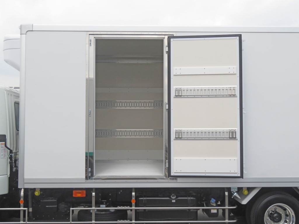 後方開閉式です。(扉周りはステンレス製です)|三菱 ファイター 2KG-FK65F(2WD)の写真16