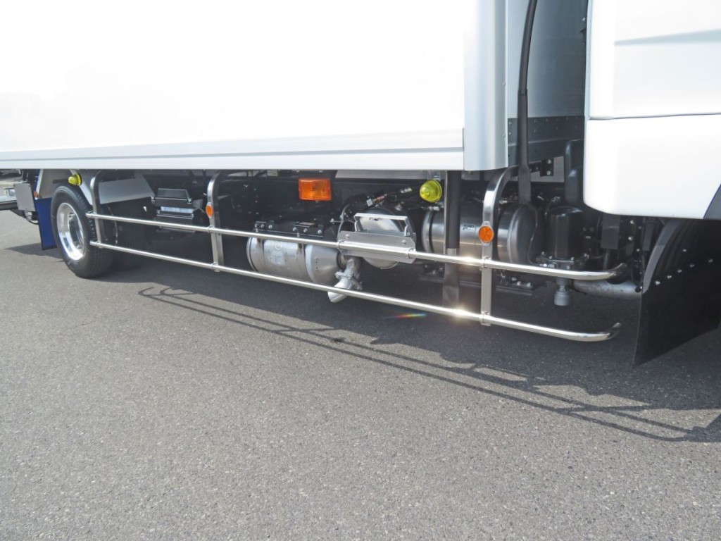 サイドバンパーステー・サイドバンパーはステンレス製です。|三菱 ファイター 2KG-FK65F(2WD)の写真18