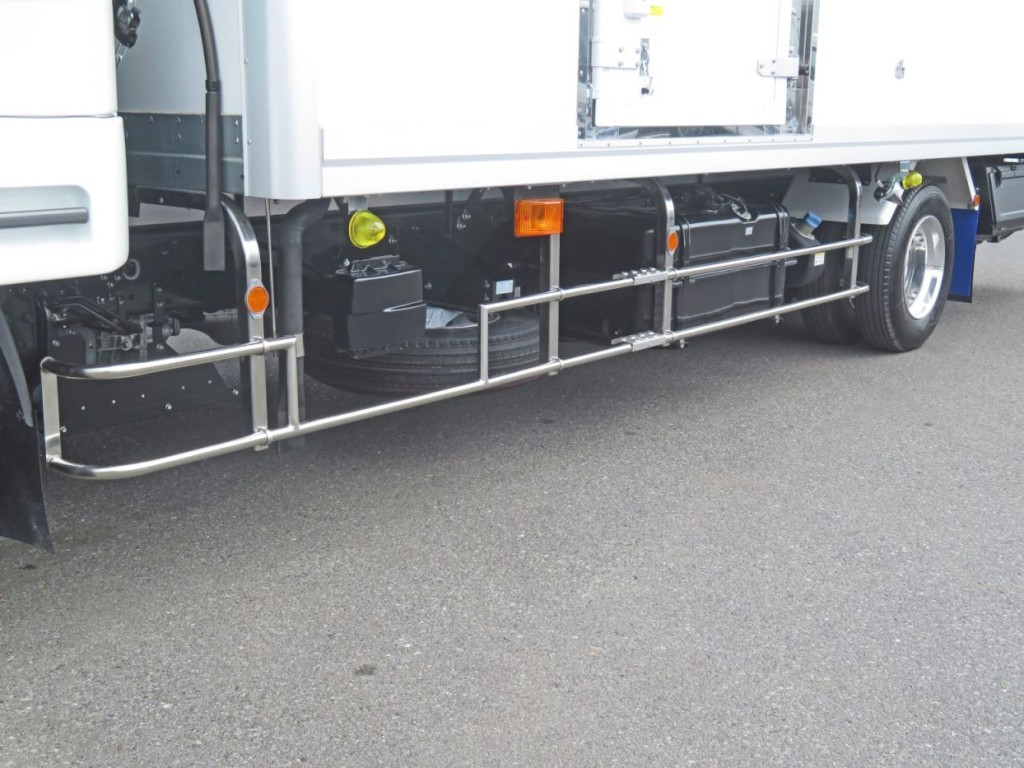 サイドバンパーステー・サイドバンパーはステンレス製です。|三菱 ファイター 2KG-FK65F(2WD)の写真19