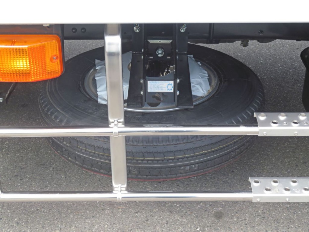 スペアタイヤ付きです。|三菱 ファイター 2KG-FK65F(2WD)の写真21