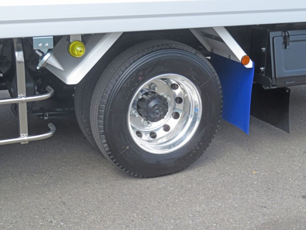 アルミホイールです。(リアフェンダーはFRP製です)|三菱 ファイター 2KG-FK65F(2WD)の写真22