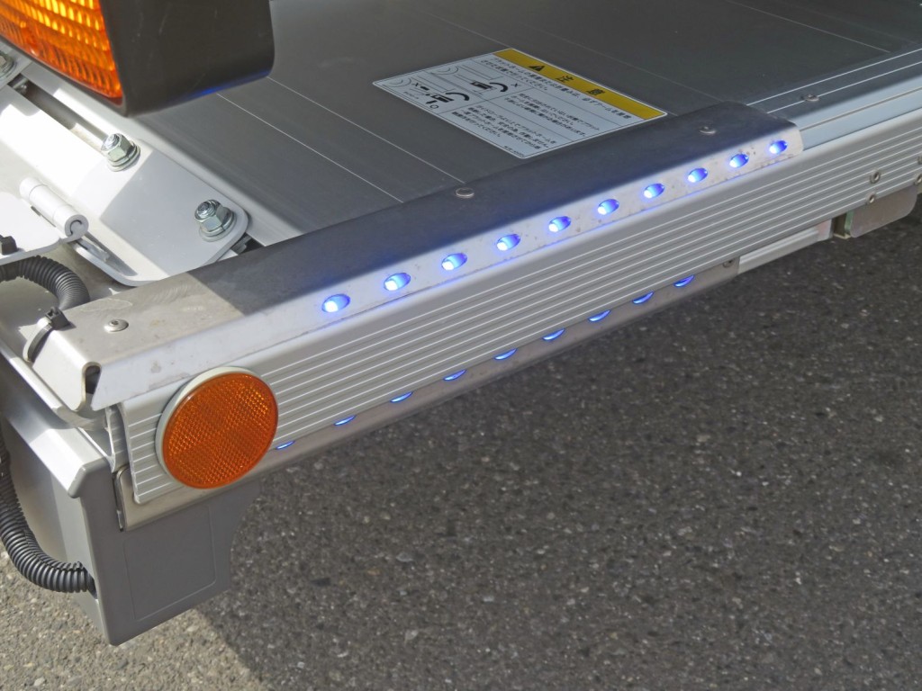 ゲート左右にLED証明が付いています。|三菱 ファイター 2KG-FK65F(2WD)の写真24