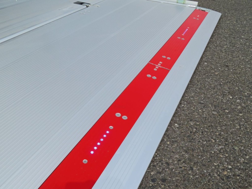 床面上部にもLED照明が付いています。|三菱 ファイター 2KG-FK65F(2WD)の写真25