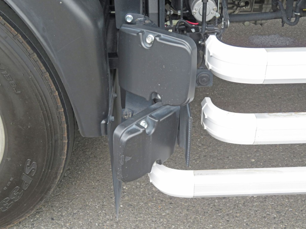 コーナーセンサーがサイドバンパーより出ています。|いすゞ フォワード 2RG-FTR90V4の写真11