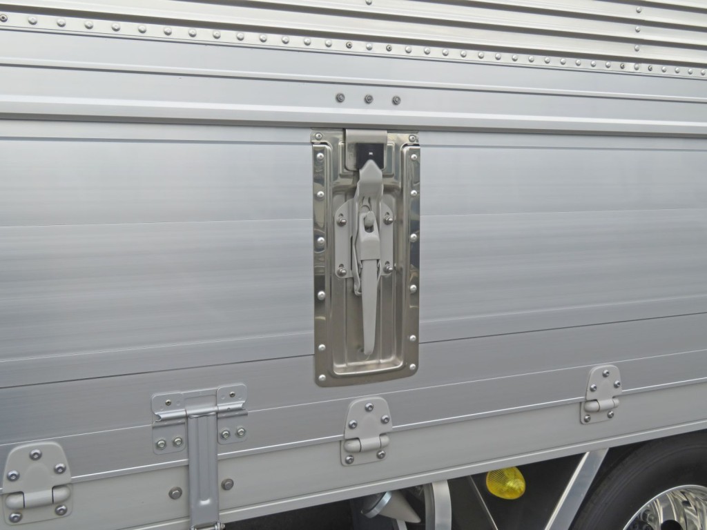 あおり中央のウイングロック周りの枠はステンレス製です。|いすゞ フォワード 2RG-FTR90V4の写真12