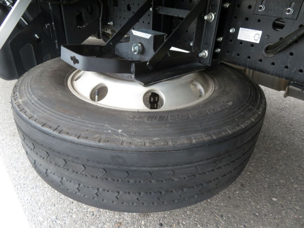 スペアタイヤ付きです。|いすゞ フォワード 2RG-FTR90V4の写真13