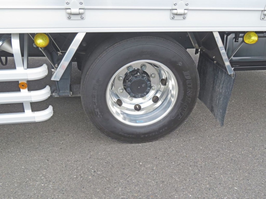 アルミホイールです。（リアフェンダーはステンレス製です）|いすゞ フォワード 2RG-FTR90V4の写真14