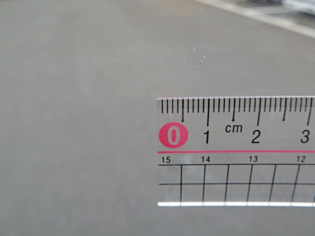 フロントガラスに飛び石跡があります。|いすゞ フォワード 2RG-FTR90V4の写真17