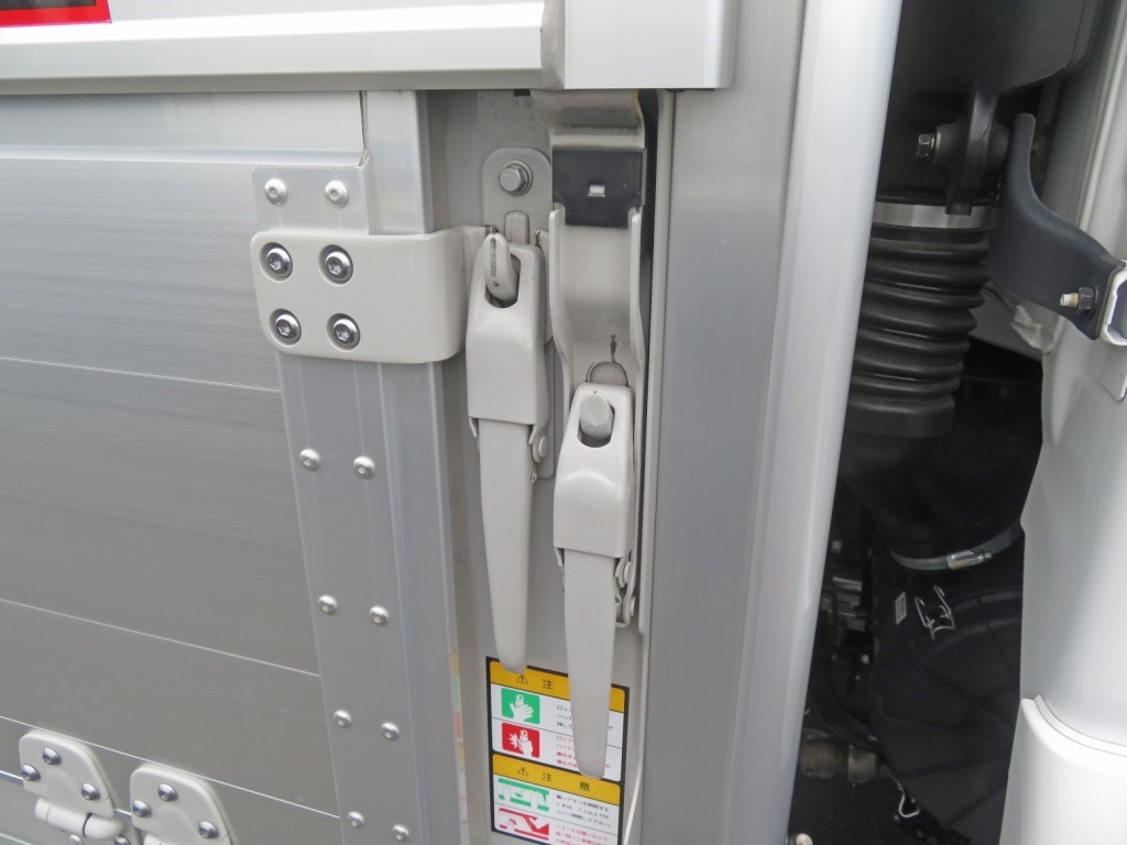 あおりロック・ウイングロック周りに軽いスレがあります。|いすゞ フォワード 2RG-FTR90V4の写真19