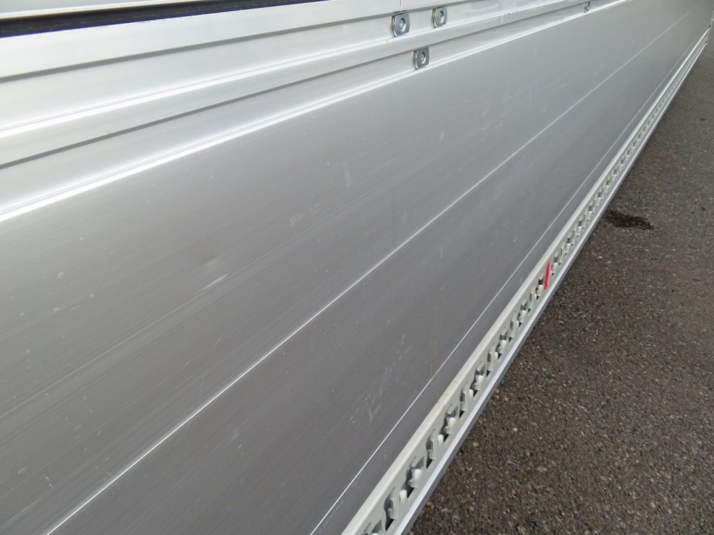 あおりに小さいキズがあります。|いすゞ フォワード 2RG-FTR90V4の写真21