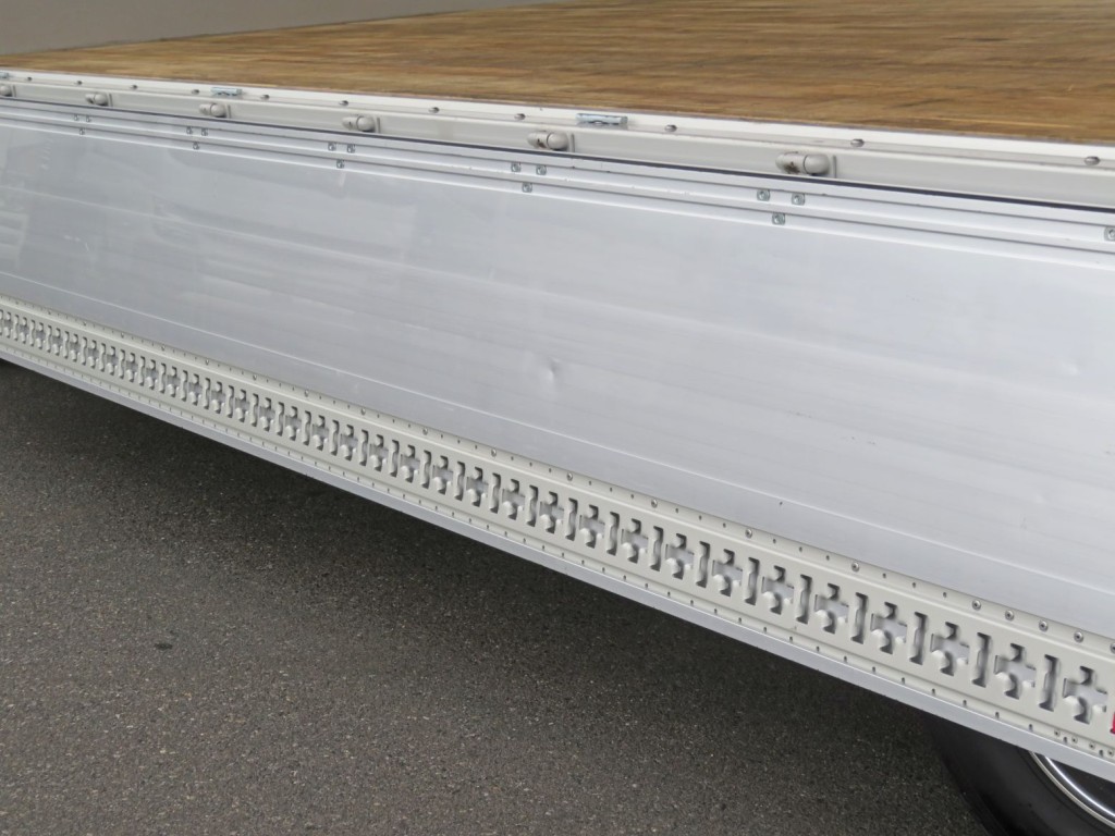 あおりに小さいキズ・軽いヘコミがあります。|いすゞ フォワード 2RG-FTR90V4の写真24