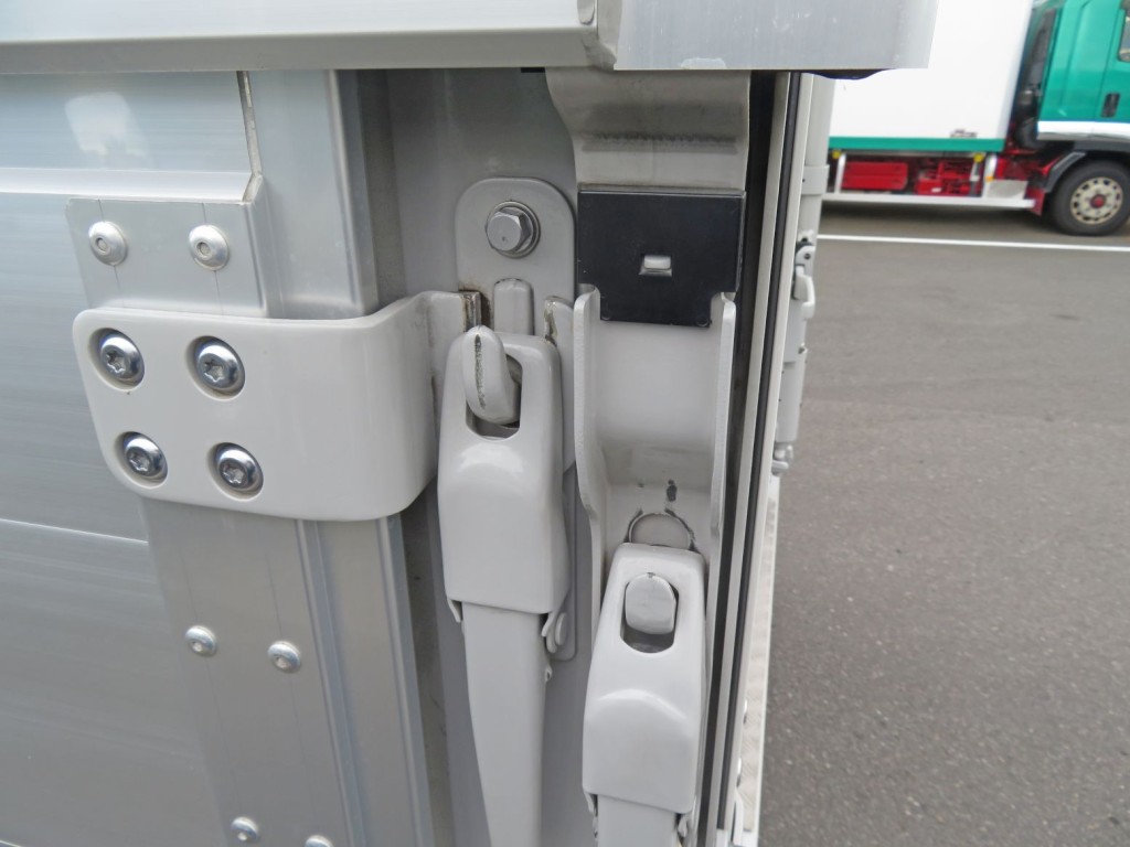 あおりロック・ウイングロック周りに軽いスレがあります。|いすゞ フォワード 2RG-FTR90V4の写真25