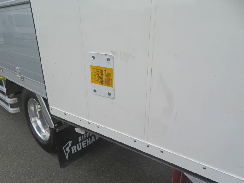 リア扉内側に軽いキズがあります。|いすゞ フォワード 2RG-FTR90V4の写真27