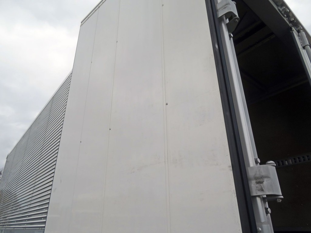 リア扉内側に軽いキズがあります。|いすゞ フォワード 2RG-FTR90V4の写真28