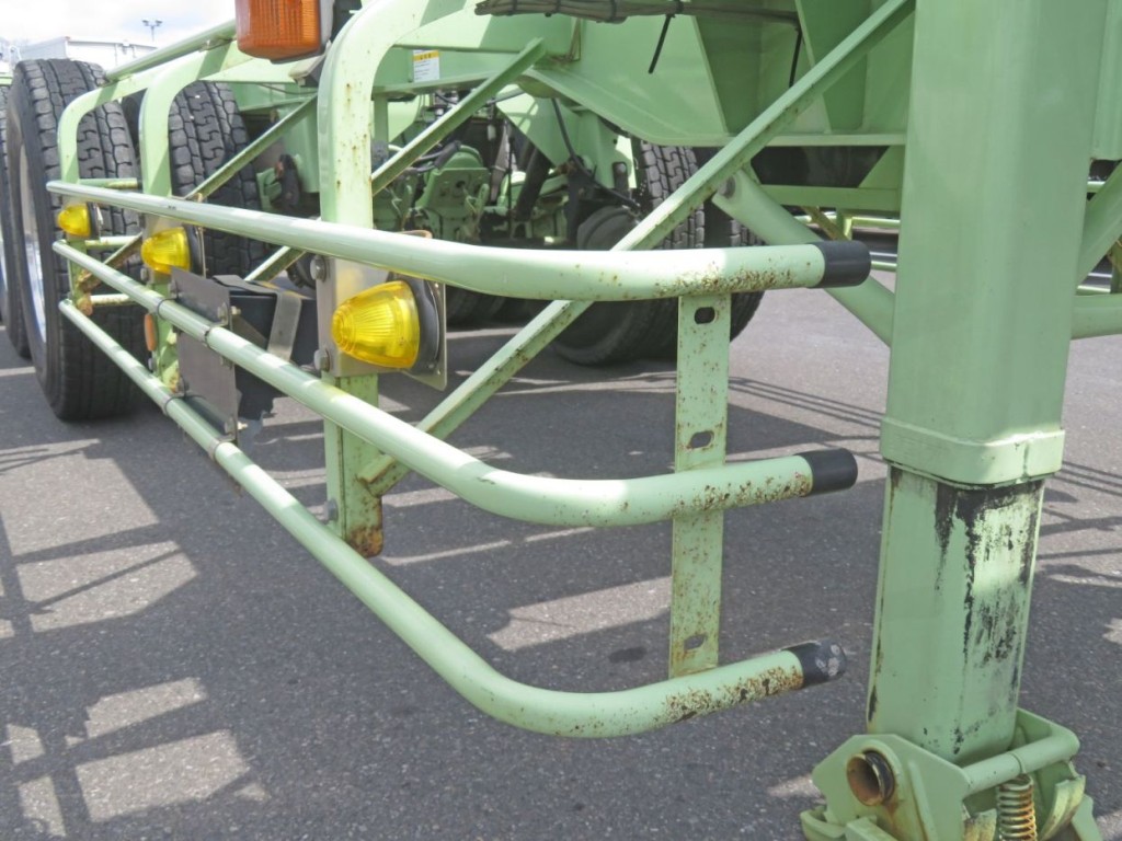 サイドバンパーにサビ・表面に軽い腐食があります。|トレクス CTB320WHの写真28