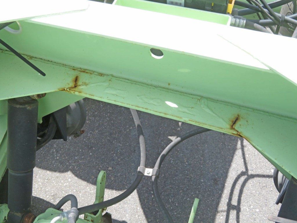 中央のクロスメンバーにひび・サビがあります。|トレクス CTB320WHの写真30