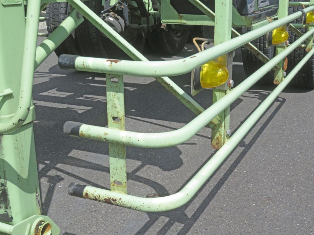 サイドバンパーにサビ・表面に軽い腐食があります。|トレクス CTB320WHの写真35