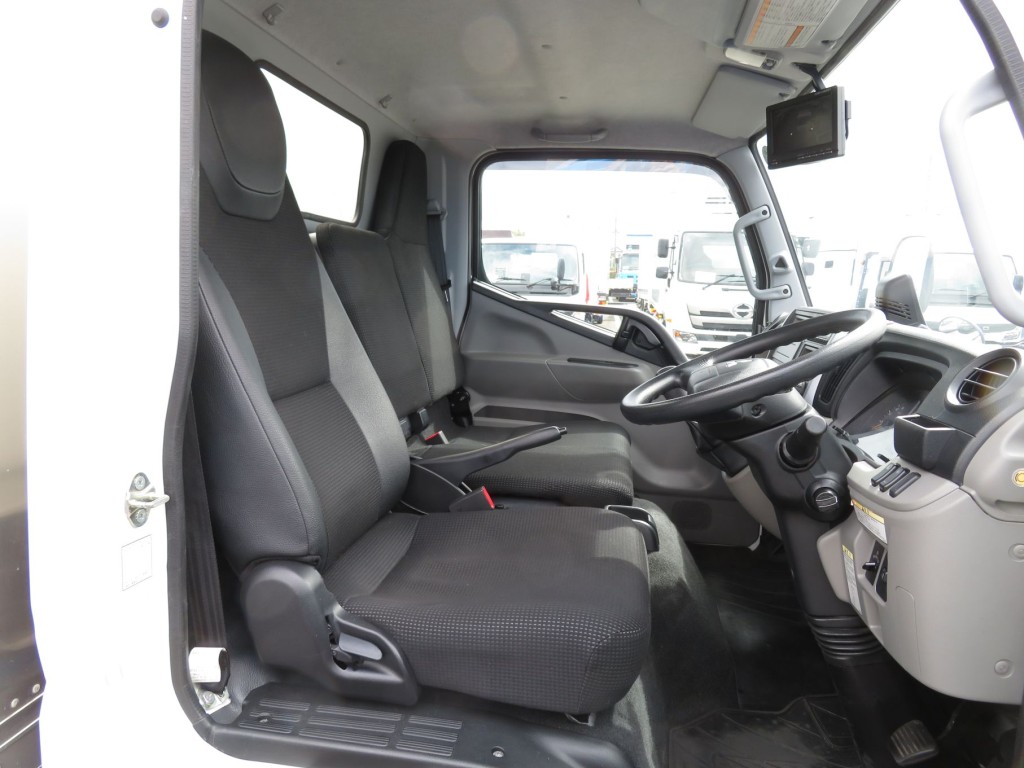 乗車定員は3名です。|三菱 キャンター 2RG-FEAV0(2WD)の写真6