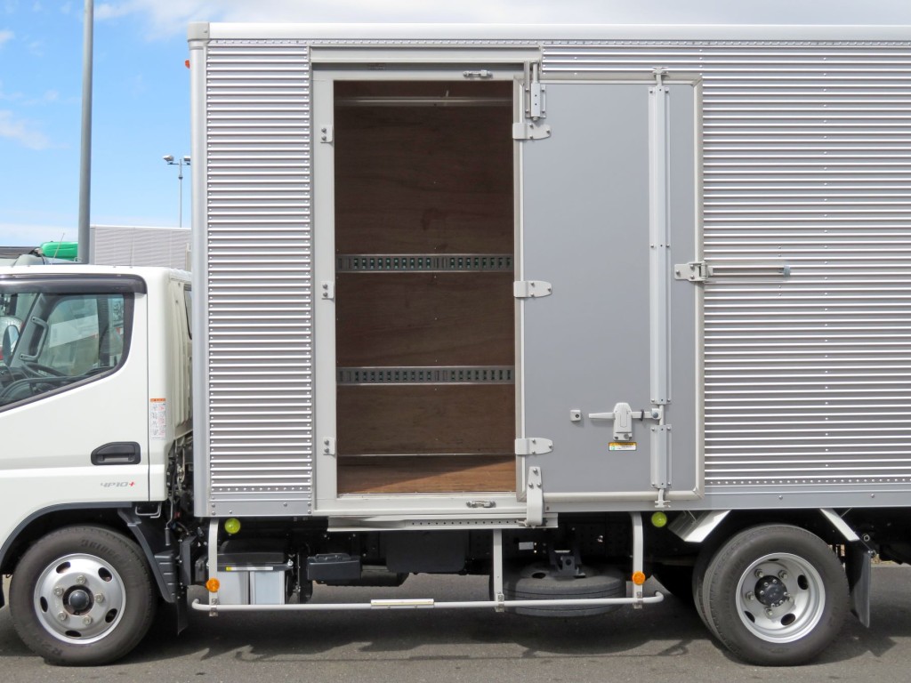 サイドドアを開いた状態です。|三菱 キャンター 2RG-FEAV0(2WD)の写真8