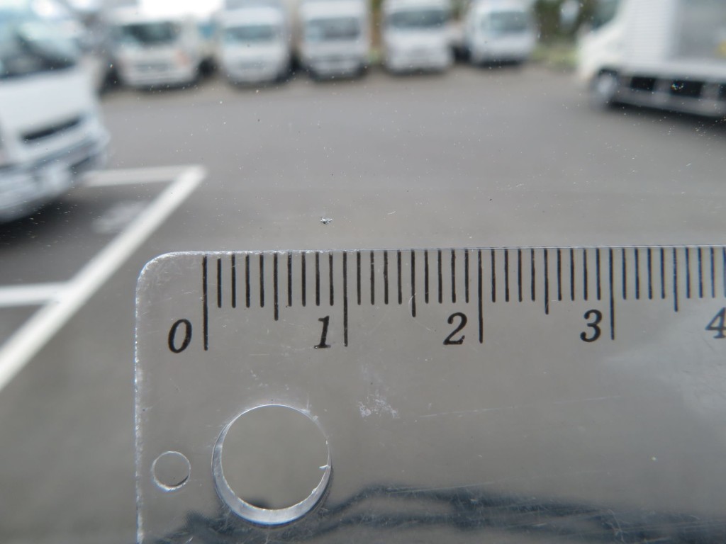 フロントガラス運転席側に小キズがあります。|三菱 キャンター 2RG-FEAV0(2WD)の写真13