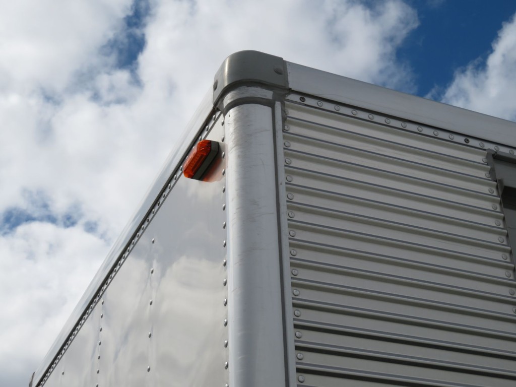 ボディー前側のコーナー部に細かい線キズがあります。|三菱 キャンター 2RG-FEAV0(2WD)の写真15